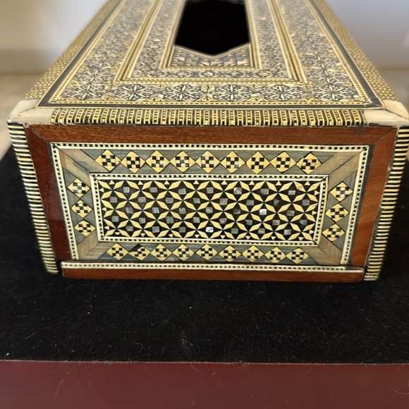 Vintage handcrafted Egyptian Inlay Wood & Mother of Pearl Tissue Box – 11" - Picture 3 of 9